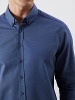 ⁦LC WAIKIKI Men Slim Fit Long Sleeve Oxford Shirt⁩ - الصورة ⁦3⁩
