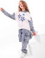 ⁦طقم جينز STARs بناتي – سترة وبنطلون بتصميم عصري مرصع بالنجوم – موضة كاجوال أنيقة ومريحة للخروجات code 5062⁩ - الصورة ⁦3⁩