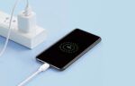 ⁦كابل للشحن السريع ونقل بيانات 2.4 امبير من جوي رووم، USB نوع A إلى مايكرو بطول 1 متر، لون أبيض، موديل S-UM018A9، حافظة بسيطة، زجاج مقسى، لايفون 7 بلس، لهاتف ذكي⁩ - الصورة ⁦4⁩