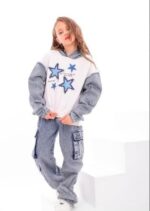 ⁦طقم جينز STARs بناتي – سترة وبنطلون بتصميم عصري مرصع بالنجوم – موضة كاجوال أنيقة ومريحة للخروجات code 5062⁩ - الصورة ⁦2⁩