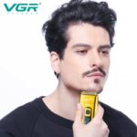 ⁦ماكينة حلاقة V-332 لاسلكية قابلة لإعادة الشحن مع ماكينة حلاقة منبثقة مع تقنية الشحن السريع 150 دقيقة مع شاشة عرض ديجيتال LED رقمية 6500-7500 دورة في الدقيقة للعناية بالوجه واللحية من في جي ار⁩ - الصورة ⁦6⁩