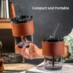 ⁦كوب زجاج مع شفاطة سيليكون وغطاء وحافظة جلد، مج قهوة باستخدام مزدوج مزود بشفاطة وفوهة شرب مناسب للسفر في الصيف، 435 مل، كهرماني وأسود⁩ - الصورة ⁦7⁩