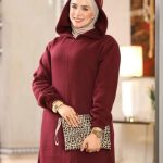 دريس شتوي للمحجبات هودي ميلتون الترند – تصميم كاجوال واسع محتشم للمقاسات الكبيرة من 65 حتى 120 كجم – دريس خروج أنيق للشتاء