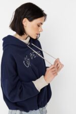 ترنديول سويت شيرت صوف سميك بغطاء للراس مزين بشريط لاصق للنساء TWOAW22SW1806 (عبوة من قطعة واحدة) - الصورة 2