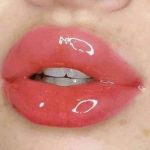 سائل يمنح الشفاه شكل جذاب ولامع لون شفاف من ليب جلوس - الصورة 2