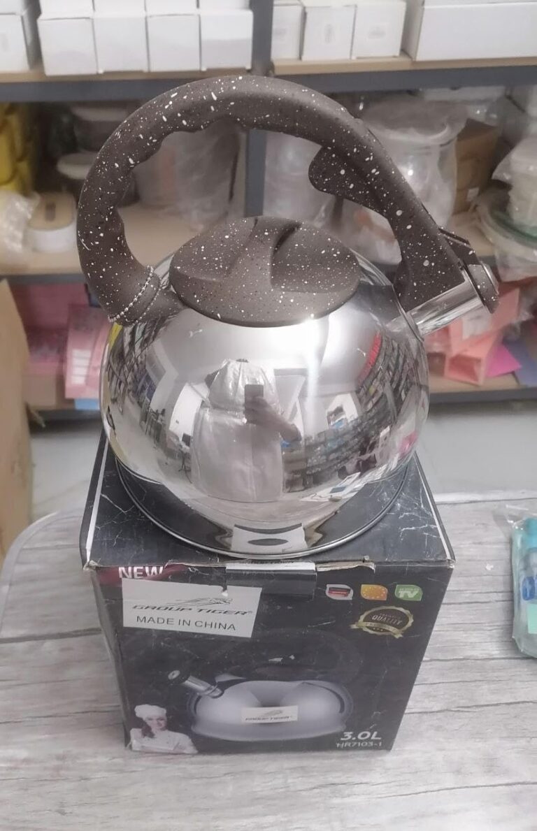 براد اللوكس البيور المميز 🌟🫖✨ بسعة 3 لتر، استانلس ستيل من الداخل والخارج، نار مباشرة وصفارة، متوفر بألوان متنوعة. تمتع بالجودة والأناقة - من جينيريك