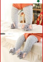 ⁦Mira Kids جوارب شتوية للأطفال –خامه بوليستر فخم بملمس ناعم وفرو دافئ، تصميم كارتوني ثلاثي الأبعاد بالوان متعدده ومقاس موحّد يناسب البنات والأولاد⁩ - الصورة ⁦3⁩