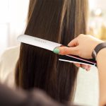 مكواة فرد الشعر بلوحات من السيراميك والكيراتين ونانو الفضة تحكم في درجة الحرارة مع تسخين سريع وإيقاف تلقائي 955 من سوكاني، أبيض - الصورة 7
