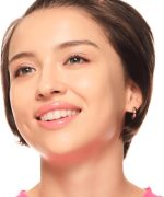 أحمر شفاه شايني جليز عالي اللمعان من ايسنس، رقم 02، يدوم طويلا ونتائجه فورية، لامع وكثيف اللون ونباتي وخالي من الزيوت ومن البارابين بدون جزيئات بلاستيكية دقيقة، عبوة من 1 قطعة، نود (1.9 مل) - الصورة 3