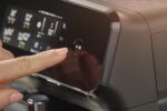 ⁦ماكينة تحضير الاسبريسو الاوتوماتيكية بالكامل من سلسلة 2200 من فيليبس، لون أسود، موديل EP2220/10، إصدار الإمارات العربية المتحدة⁩ - الصورة ⁦2⁩