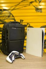 حقيبة ظهر Energy Case® PlayStation 5، متوافقة مع جميع إصدارات وحدة التحكم في ألعاب الفيديو الرقمية Sony PlayStation 5، حقيبة سفر، حقيبة واقية لجهاز PS5، حقيبة متعددة الوظائف، (أسود) - الصورة 2