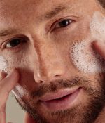 جل تنظيف أكتيف انيرجي للرجال من نيفيا (1 × 100 مل)، للعناية بالوجه للرجال مع مفعول منعش، جل منقي للوجه مضاد للزيوت والشوائب - الصورة 4