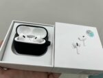 ⁦ايربودز سماعه اذن 2 pro -جراب هديه اسود -مع علبة شحن لاسلكية بخاصية الغاء الضوضاء متوافقة جميع الموبايلات- سوكت تايب سي- لون ابيض لاسلكي اصدار ابيض⁩ - الصورة ⁦2⁩