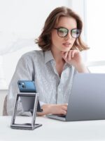⁦حامل هاتف من يوجرين، حامل محمول من الألمنيوم قابل للتعديل والطي، حامل مكتبي للآيفون متوافق مع جميع الهواتف المحمولة، آيفون 15 برو/15 برو ماكس، سامسونج جالاكسي، آيباد، رمادي⁩ - الصورة ⁦2⁩