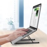⁦حامل لابتوب قابل للتعديل، حامل لابتوب محمول من الالومنيوم للمكتب، حامل نوت بوك تبريد قابل للطي وجيد التهوية لاجهزة ماك بوك برو/اير، اتش بي، لينوفو، سوني، ديل، والمزيد من اجهزة مقاس 10-15.6 انش⁩ - الصورة ⁦2⁩