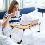 طاولة لابتوب قابلة للطي من هوس جوي، صينية سرير لتقديم الافطار، مكتب لاب لاب مع ارجل قابلة للطي واخدود للجوال والتابلت وفتحة كوب للقراءة والكتابة وتناول الطعام على السرير والاريكة والارضية (بني جوزي) - الصورة 2