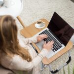 طاولة لابتوب قابلة للطي من هوس جوي، صينية سرير لتقديم الافطار، مكتب لاب لاب مع ارجل قابلة للطي واخدود للجوال والتابلت وفتحة كوب للقراءة والكتابة وتناول الطعام على السرير والاريكة والارضية (بني جوزي) - الصورة 3