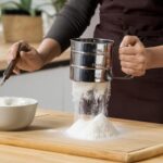 ⁦منخل دقيق من رونداونو، منخل من الستانلس ستيل للخبز، منخل خبز شبكي ناعم مزدوج الطبقات، منخل كرنك يعمل بالضغط بيد واحدة لمنفضة السكر البودرة، منخل دقيق لخبز الكيك⁩ - الصورة ⁦6⁩