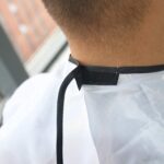 ⁦مريلة حلاقة من أسوشيتس دبليو بي كرافت للرجال، مصنوعة من التاربولين، باللون الأبيض، مقاس قياسي، بتصميم مريلة لتجميع الشعر⁩ - الصورة ⁦3⁩