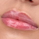 مستحضر وات ذا فيك من مستحضرات ايسنس ملء الشفاه 01 سعة 4.2 مل، لامع - الصورة 5