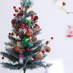 أضواء سلسلة عيد الميلاد كوز الصنوبر الأحمر جرس الكريسماس جارلاند أضواء سلسلة الجنيات مع مخروط الصنوبر والأوراق الخضراء في الأماكن المغلقة في الهواء الطلق عطلة عيد الميلاد السنة الجديدة الموقد ديكور شج - الصورة 4