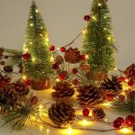 أضواء سلسلة عيد الميلاد كوز الصنوبر الأحمر جرس الكريسماس جارلاند أضواء سلسلة الجنيات مع مخروط الصنوبر والأوراق الخضراء في الأماكن المغلقة في الهواء الطلق عطلة عيد الميلاد السنة الجديدة الموقد ديكور شج - الصورة 3