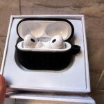 ايربودز سماعه اذن 2 pro -جراب هديه اسود -مع علبة شحن لاسلكية بخاصية الغاء الضوضاء متوافقة جميع الموبايلات- سوكت تايب سي- لون ابيض لاسلكي اصدار ابيض