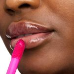 ⁦زيت شفاه هيدرا كيس كوزماتيكس ايسنس من ايسنس، مرطب وواقي، مع زيوت (2 مل)⁩ - الصورة ⁦4⁩