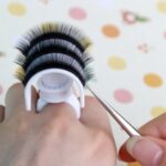 ⁦مجموعة حامل صمغ بالإصبع وحلقة على شكل حرف U لتمديد الرموش الصناعية - مع مقياس فرش وأدوات المكياج⁩ - الصورة ⁦7⁩