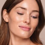 ⁦كونسيلر مرطب يغطي العيوب والهالات السوداء تحت العينين، لتغطية كاملة مع لمسة نهائية ساتان، منتح نباتي مصنع بدون تجارب على الحيوانات، درجة 103، الوزن 6 جم⁩ - الصورة ⁦5⁩