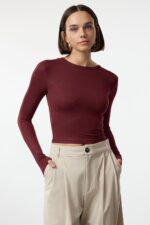 ⁦بلوزة TWOAW24BZ00116 للنساء، منسوجة من الفسكوز ومرنة وبرقبة دائرية ضيقة من ترينديول⁩ - الصورة ⁦5⁩