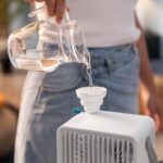 ⁦مكيف هواء ذكي محمول بتحكم باللمس، 4 سرعات وتذبذب 75 درجة ومؤقت وإيقاف تلقائي وإضاءة ليد 500 ديسك تشيل انيرجي سايلنس من سيكوتيك، 300 مل⁩ - الصورة ⁦10⁩