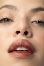 ⁦أحمر شفاه من لاكيه جل بلمسة طبيعية بلون بني⁩ - الصورة ⁦4⁩