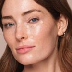 ⁦كونسيلر مرطب يغطي العيوب والهالات السوداء تحت العينين، لتغطية كاملة مع لمسة نهائية ساتان، منتح نباتي مصنع بدون تجارب على الحيوانات، درجة 103، الوزن 6 جم⁩ - الصورة ⁦4⁩