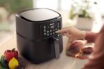 ⁦مقلاة هوائية 7.2 لتر 2000 وات مع تحكم في درجة الحرارة | رقم الموديل HD9285/94 من فيليبس⁩ - الصورة ⁦2⁩