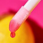 ⁦essence Pink Squeeze Please! hydra kiss lip oil, lip gloss, no. 104, pink, moisturising, vegan, UVA and UVB filter + SPF 25, no preservatives, no parabens, 1 pack (4 ml)⁩ - الصورة ⁦4⁩