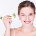 ⁦قطعتان من أسطوانة اليشم وأدوات التدليك Gua Sha Sc - أسطوانة اليشم أفينتورين الطبيعية الحقيقية 100٪ المضادة للشيخوخة والتجاعيد للوجه والعين والرقبة والجسم مدلك للعناية بالبشرة (أخضر)⁩ - الصورة ⁦5⁩
