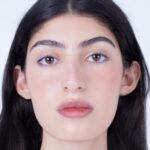 ⁦أحمر شفاه من لاكيه جل بلمسة طبيعية بلون بني⁩ - الصورة ⁦5⁩