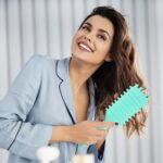 ⁦فرشاة تحديد التجعيدات 3 في 1 لتصفيف وتشكيل التجعيدات - فرشاة متعددة الوظائف تقلل من السحب والفصل وتحدد التموجات الطبيعية، تصميم متعدد الالوان لسهولة العناية بالشعر⁩ - الصورة ⁦3⁩