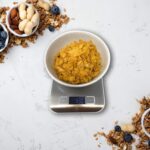 ⁦WIWUE GUO Digital Food Kitchen Scale Baking, Cooking, Keto and Meal Prep, Small, 304 Stainless Steel， High Precise Measuring Scale for Food Ounces and Grams, Blue Surface with Backlit LCD Display⁩ - الصورة ⁦4⁩