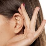 ⁦حلقان صغيرة بريمة من الستانلس ستيل مضادة للحساسية للنساء لديوريان حلق للارتداء على غضروف الاذن وفي الثقب الثاني للاذن للمراهقات هدية للبنات مجوهرات فضية مرصعة بالزركونيا المكعب مقاس 3 ملم معدن⁩ - الصورة ⁦3⁩