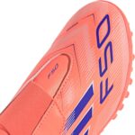 ⁦حذاء كرة قدم F50 كلوب بشريط فيلكرو ومخصص لملاعب النجيل الصناعي للأطفال من الجنسين من اديداس، للملاعب العشبية⁩ - الصورة ⁦7⁩