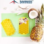 ⁦DOCOSS Pack of 3 Silicone Ice Mold Premium Ice Cube Moulds Maker 37 Cavity Silicon Ice Tray for Freezer Ice Cube Trays with Lid (Multicolor)⁩ - الصورة ⁦5⁩