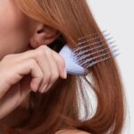 ⁦فرشاة صغيرة لفك تشابك الشعر المبلل والجاف من تانجل تيزر | مثالية للاطفال والسفر | تزيل العقد وتقلل من التقصف | لون ديجيتال لافندر⁩ - الصورة ⁦9⁩