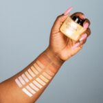 ⁦Revolution Beauty London Loose Baking Powder, Makeup Setting Powder, Long Lasting Coverage, Mattifies & Reduces Shine, Banana Deep, 1.13 Oz⁩ - الصورة ⁦2⁩