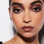 ⁦أحمر شفاه من فنتي بيوتي سائل عالي الجلوسي بلون هوت شوكوليت هيت⁩ - الصورة ⁦6⁩