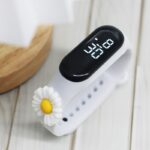 ⁦ساعة رياضية رقمية للأطفال، حزام سيليكون متعددة الألوان، شاشة LED (أبيض)⁩ - الصورة ⁦2⁩