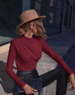 ⁦تي شيرت بياقة واقفة واكمام طويلة وتصميم بكسر وقصة ضيقة من كلاسي، لون بورغندي⁩ - الصورة ⁦6⁩