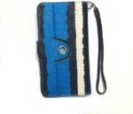 ⁦جراب موبايل محفظة Blue جراب عام وش و ضهر محفظة مع ميدالية و مناسب لجميع الموبايلات ذات أبعاد خارجية حتى (12 سم طول و 6.6 سم عرض) و يحتوى على قاعدة دوارة بها 20 مخدة شفط سيليكون لتثبيت ضهر الموبايل⁩ - الصورة ⁦2⁩
