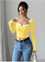 ⁦تي شيرت قصير انيق برقبة مربعة بالوان متباينة للنساء⁩ - الصورة ⁦2⁩